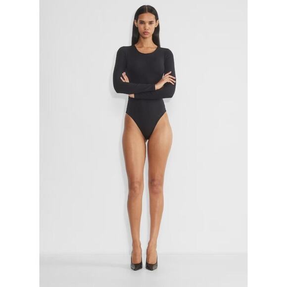 Aritzia Tops - Aritzia Original Contour Crew Bodysuit